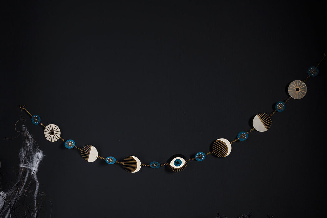 Omniscient Garland